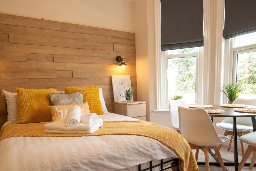 One Bed Apartment, Close To Train, City, And Hospital Long Welcome Apartment *