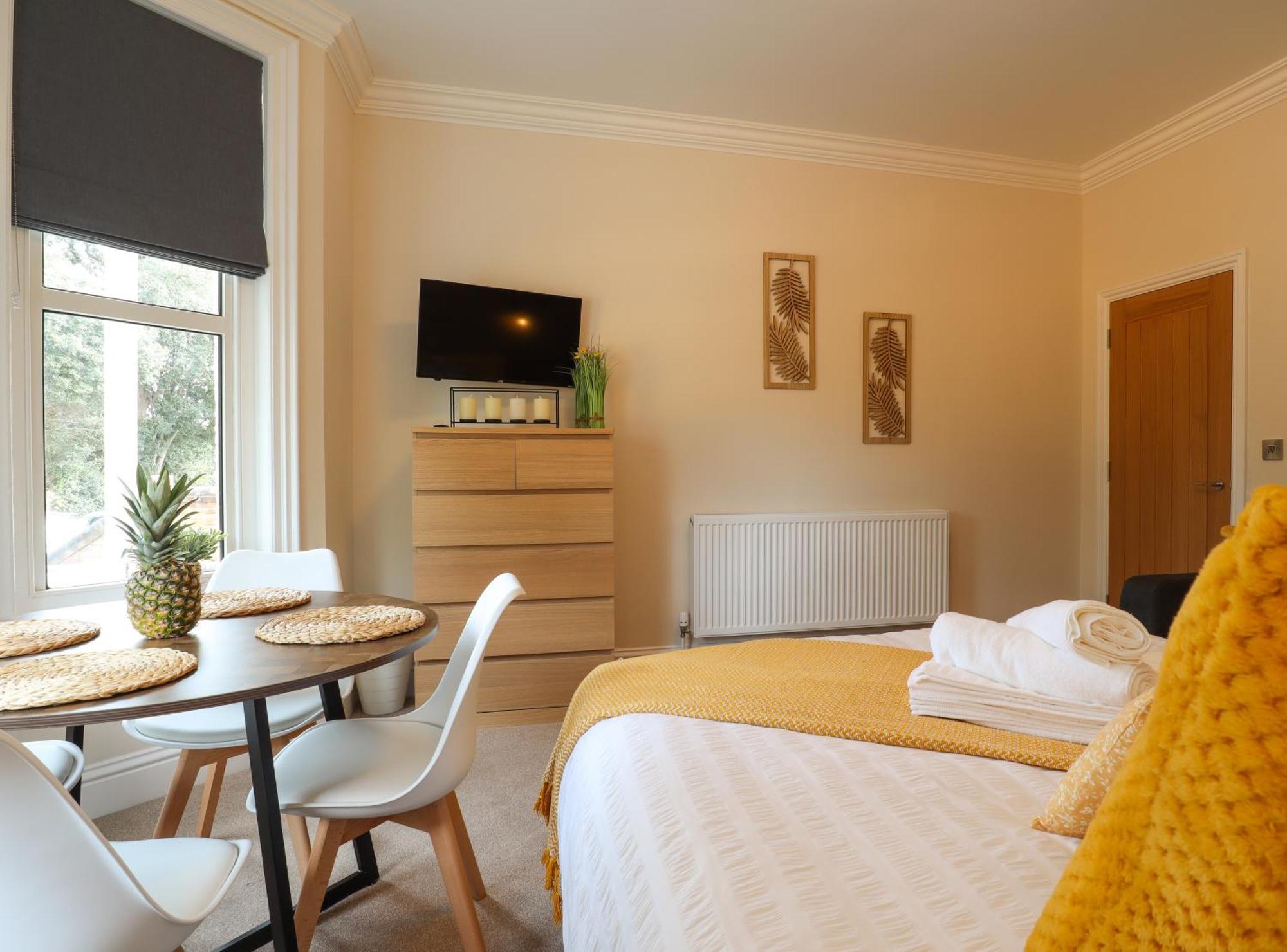 One Bed Apartment, Close To Train, City, And Hospital Long Welcome